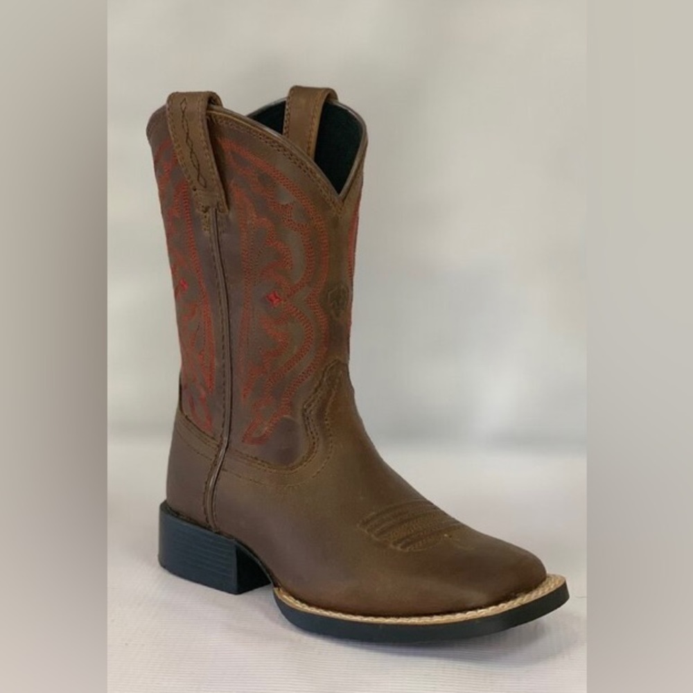 Ariat Kids Quickdraw
Boot - Distressed
Brown with Red threading, Boys Size 11